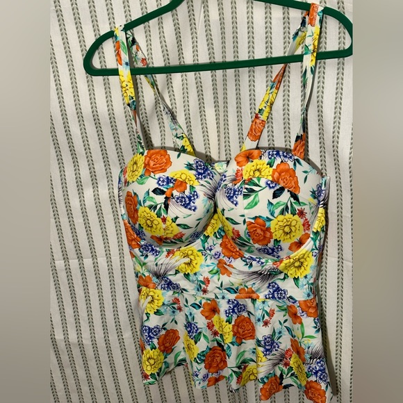 💙 NWoT White Floral Peplum Swimsuit Top w Built in Bra - Picture 2 of 5